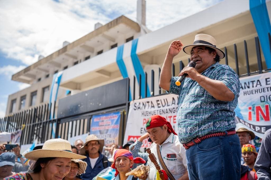 Bernardo Caal, preso político por la defensa del territorio Q’eqchi’, habló ante el público frente al MP en Gerona, el 19 de octubre de 2023. Foto de Mario Godínez / Prensa Comunitaria 